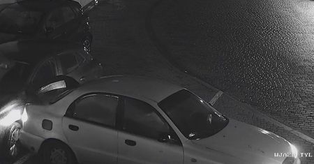 Cofając uderzył w zaparkowane auto przed salonem samochodowym i uciekł