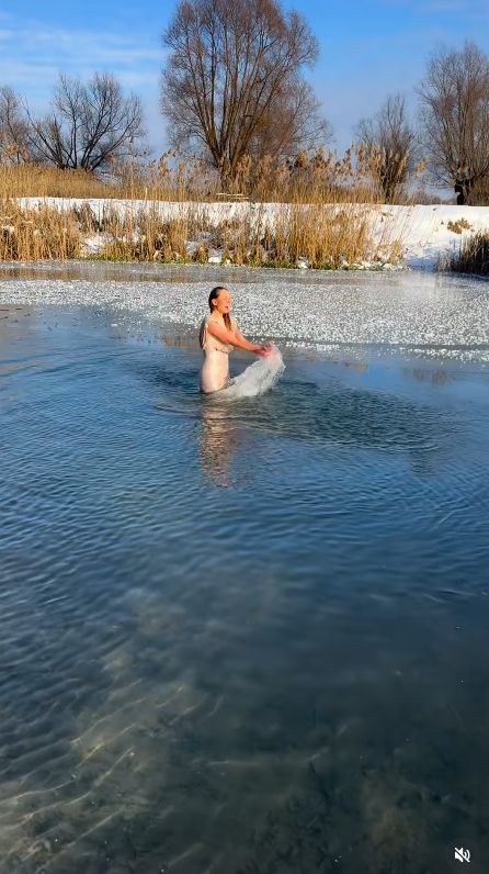 Joanna Moro morsuje w sukni balowej