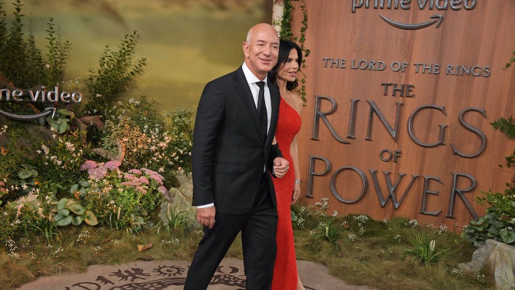 Na zdjęciu Jeff Bezos wraz z partnerką Lauren Sanchez w trakcie uroczystej premiery serialu "Władca Pierścieni: Pierścienie władzy"