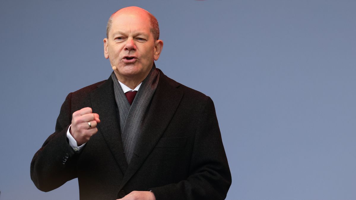 ESSEN, GERMANY - APRIL 02: German Chancellor and member of the German Social Democrats (SPD) Olaf Scholz speaks to supporters at the kick-off campaign event for state elections in North Rhine-Westphalia on April 02, 2022 in Essen, Germany. North Rhine-Westphalia, Germany's most populous state, is scheduled to hold state elections on May 8 that will be an important indicator for the current federal coalition government of SPD, Greens and Free Democrats (FDP). (Photo by Andreas Rentz/Getty Images)