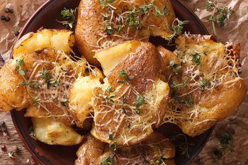 Rozgnieć i połóż na grilla. Młode ziemniaki w tej wersji można jeść jak chipsy