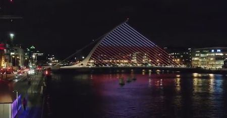 Irlandia uczciła Święto Niepodległości Polski. Most im. Samuela Becketta w Dublinie biało-czerwony