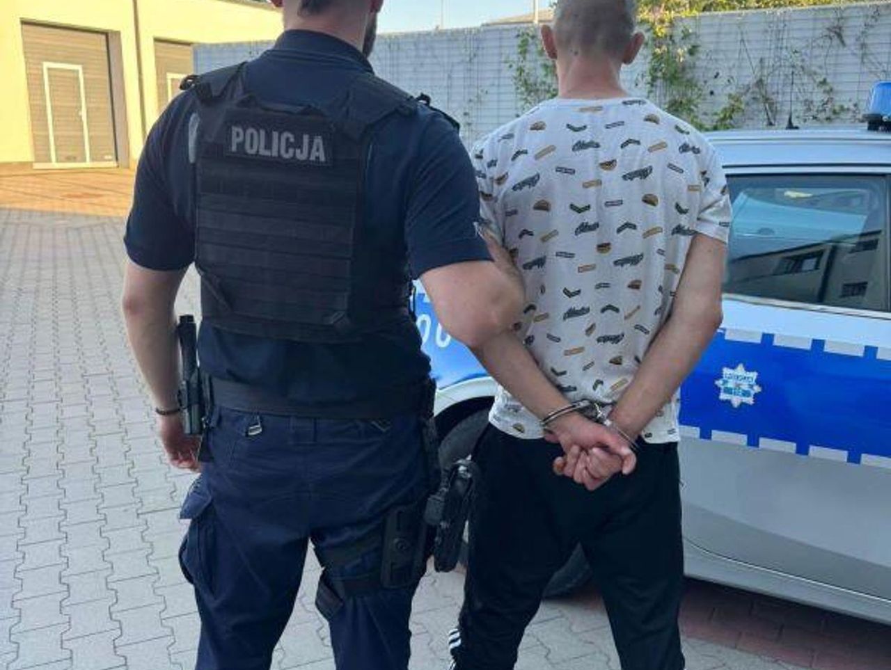 26-latek jechał rowerem przez park z otwartym piwem w ręku. W "nerce" miał różne narkotyki