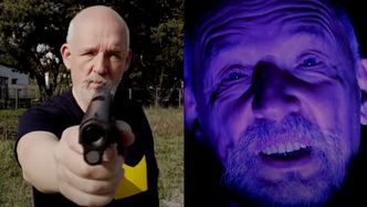 Odklejony od rzeczywistości Janusz Korwin-Mikke strzela z broni i "rapuje" w Hot 16 Challenge (WIDEO)