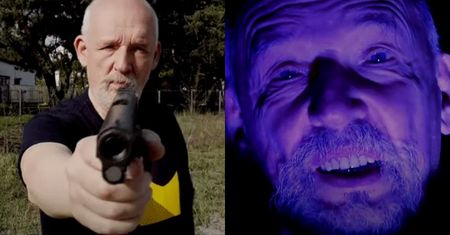 Odklejony od rzeczywistości Janusz Korwin-Mikke strzela z broni i "rapuje" w Hot 16 Challenge (WIDEO)