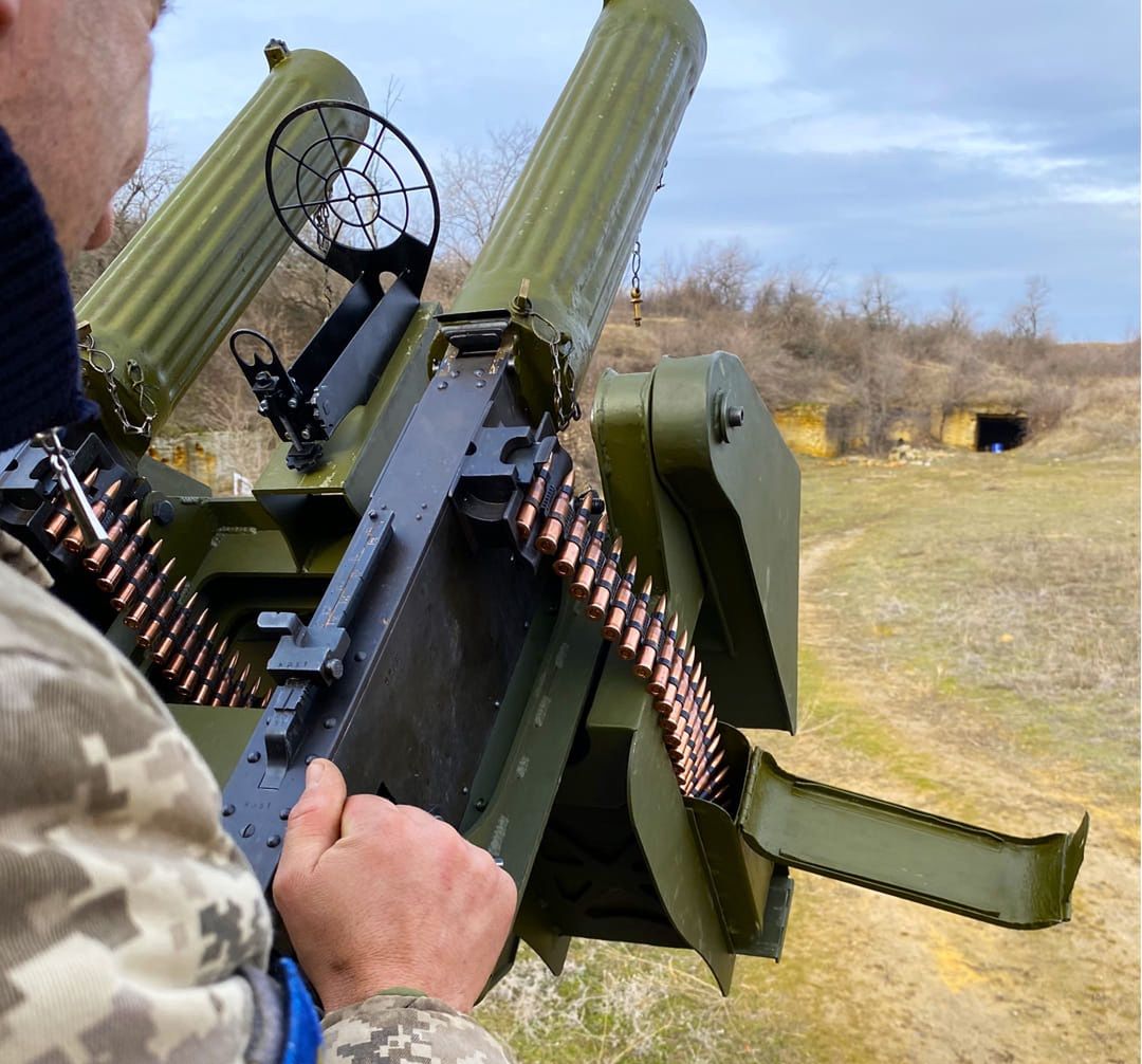 Ukraiński żołnierz z parą karabinów maszynowych Maxim M1910/30  zamontowanych na podstawie przeciwlotniczej ZPU. 