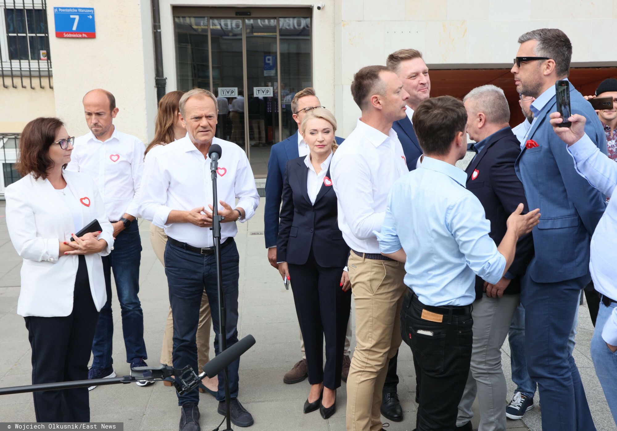 Donald Tusk przed budynkiem TVP