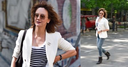 Ostrowska z broszką Chanel uśmiecha się do paparazzi