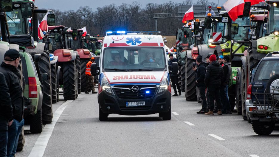 Og�lnopolski protest rolnik�w
Fot. NewsLubuski/East News, Trasa S3 - wezel Sulechow, 20.02.2024. Protest rolnikow na drodze ekspresowej S3 kolo Sulechowa. Ponad 200 ciagnikow, samochodow osobowych z flagami Polski zablokowalo trase. Rolnicy protestuja przeciwko wymogom tzw. Zielonego Ladu, polityce rolnej Unii Europejskiej i importu produktow z Ukrainy. Strajk zabezpiecza policja, obecnie zostal on przedluzony do godziny 18:00 21 lutego, ale moze trwac az do 20 marca.
NewsLubuski