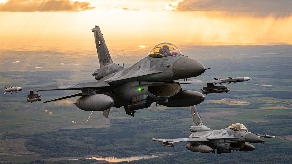 Polskie samoloty wielozadaniowe F16 biorące udział w natowskiej misji Baltic Air Policing. 