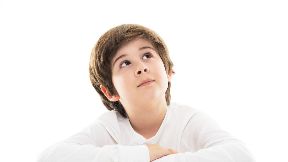 Objaw zachodzącego słońca to sytuacja, gdy nad tęczówką u patrzącego na wprost dziecka, poniżej górnej powieki, widać rąbek białkówki