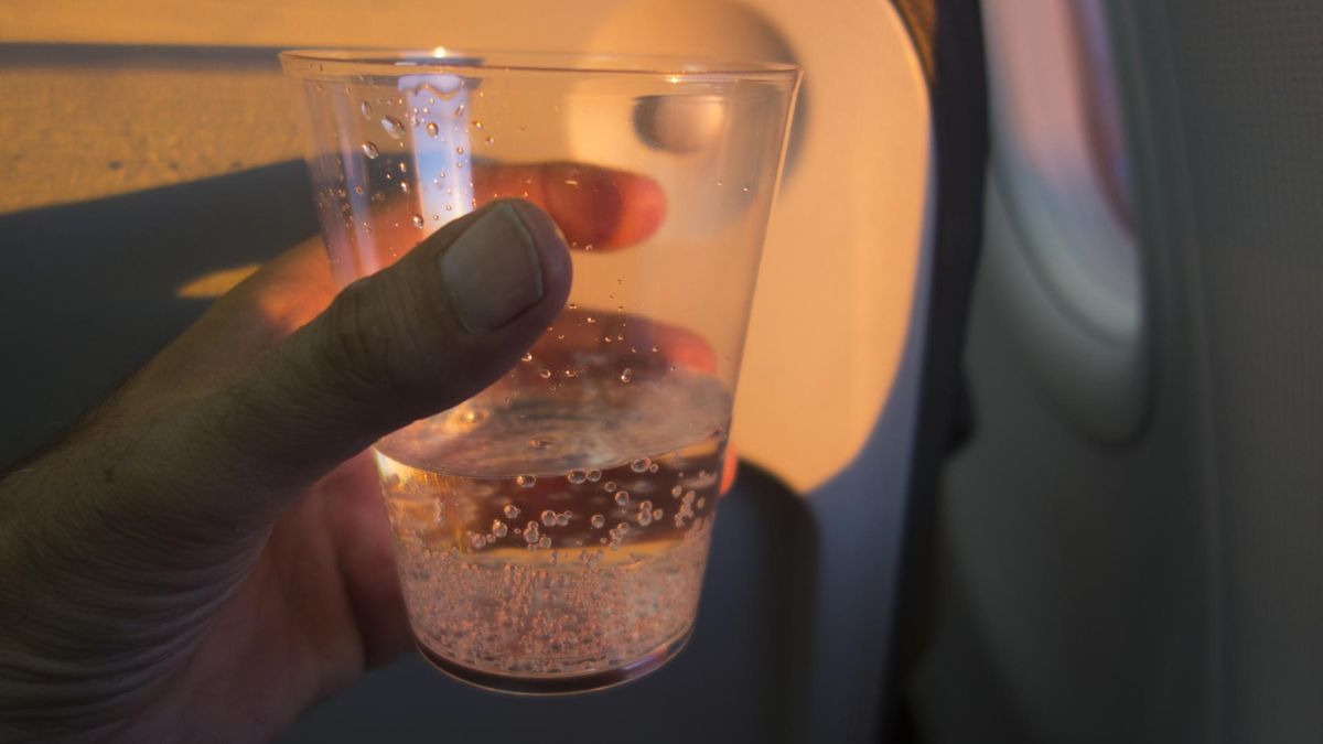 Alkohol w samolocie? Lepiej uważaj