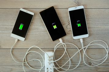 Nie ładuj telefonu do 100 proc. Badacze z warszawskich uczelni tłumaczą