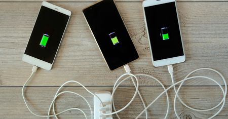Nie ładuj telefonu do 100 proc. Badacze z warszawskich uczelni tłumaczą