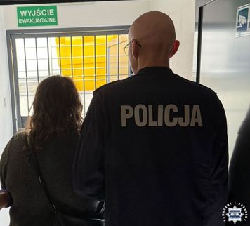 Z kasy salonu samochodowego zniknęło 225 tysięcy złotych. Policja zatrzymała 31-letnią pracownicę