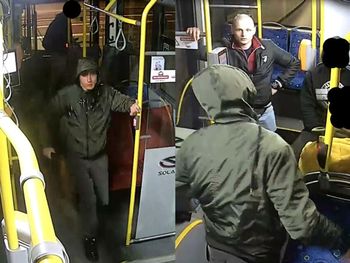 Trzebinia: Bójka z użyciem siekiery i gazu w miejskim autobusie. Policja szuka tych mężczyzn