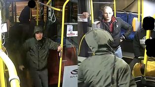 Trzebinia: Bójka z użyciem siekiery i gazu w miejskim autobusie. Policja szuka tych mężczyzn