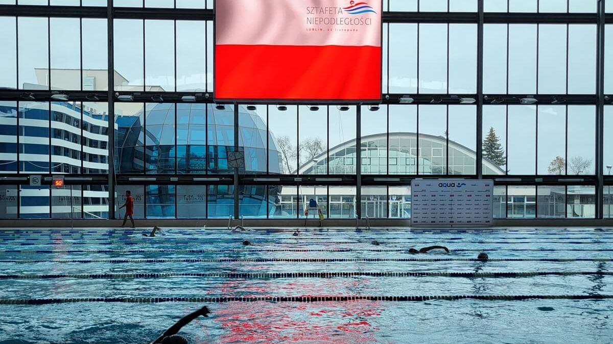 Pływacka Sztafeta Niepodległości w Aqua Lublin