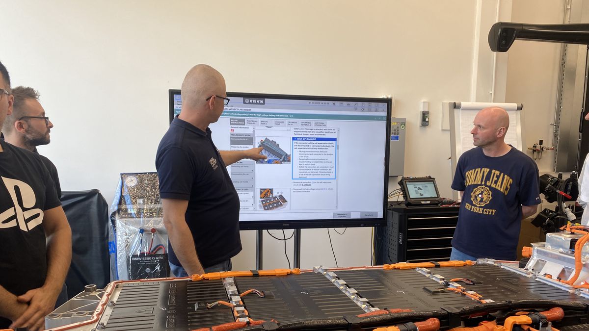 Naprawy samochodów elektrycznych tylko według instrukcji