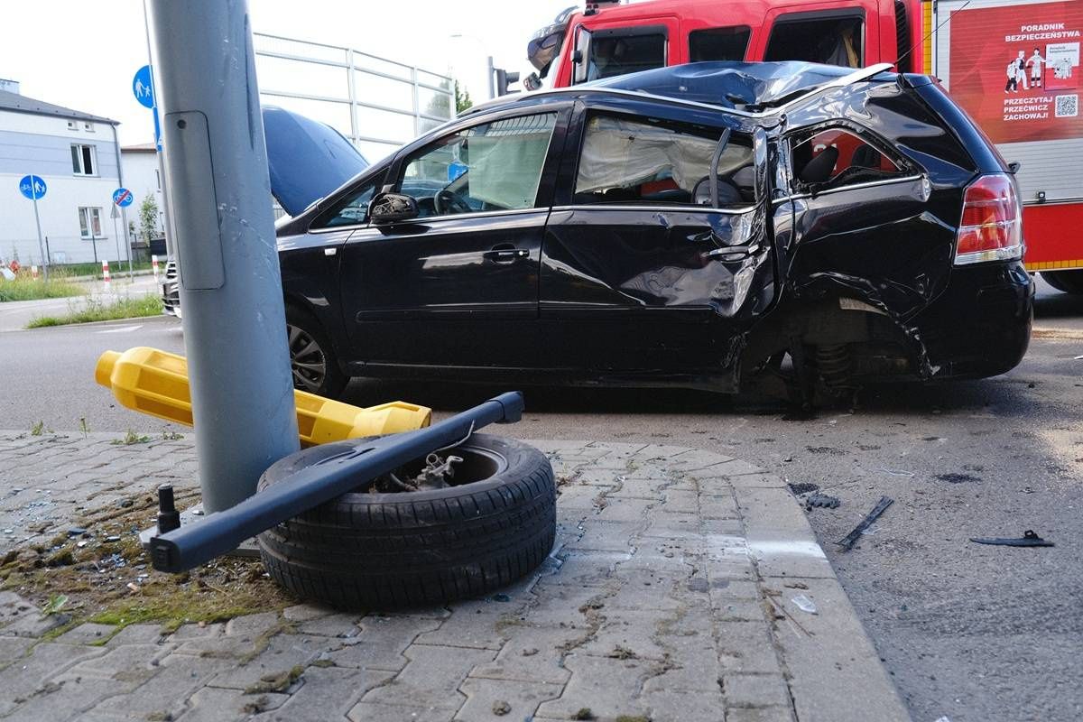 Zderzenie toyoty z oplem na rondzie im. Rotmistrza Witolda Pileckiego
