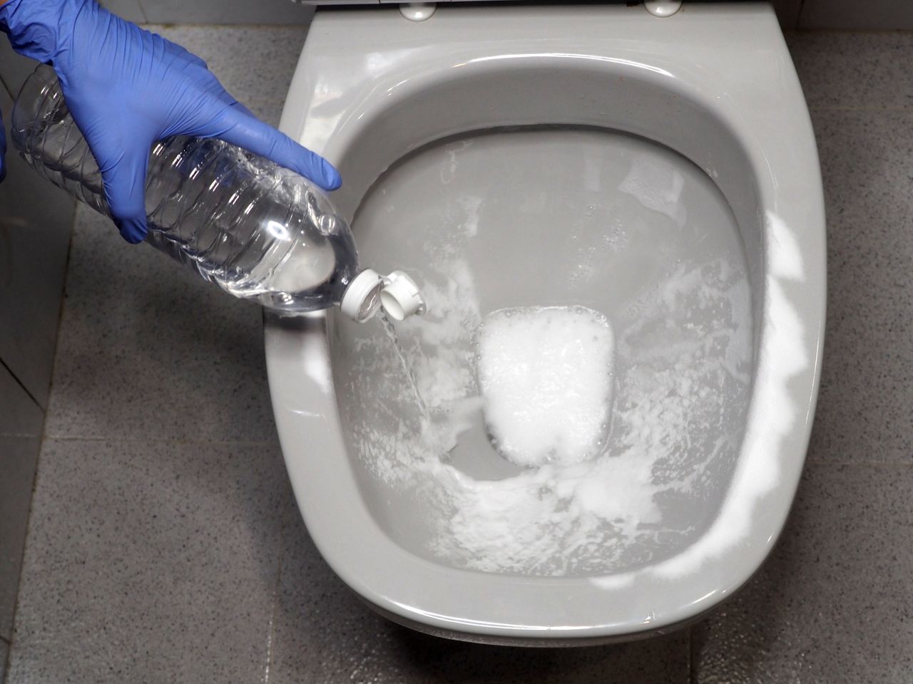 Ditch the chemicals: Glowing cleanliness with vinegar & baking soda