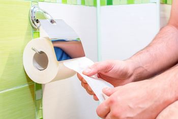 Wstydliwy objaw może świadczyć o rozwoju raka. Lepiej go nie bagatelizować