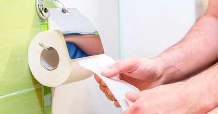 Wstydliwy objaw może świadczyć o rozwoju raka. Lepiej go nie bagatelizować