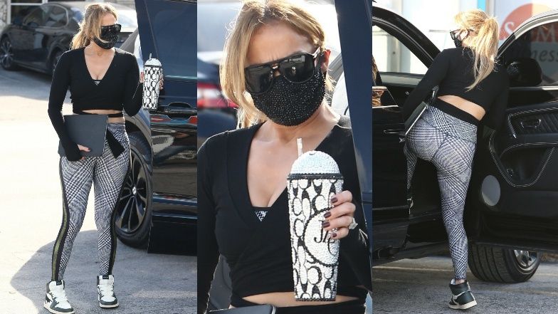Jennifer Lopez z wielkim personalizowanym kubkiem w dłoni kroczy do pracy w kraciastych legginsach