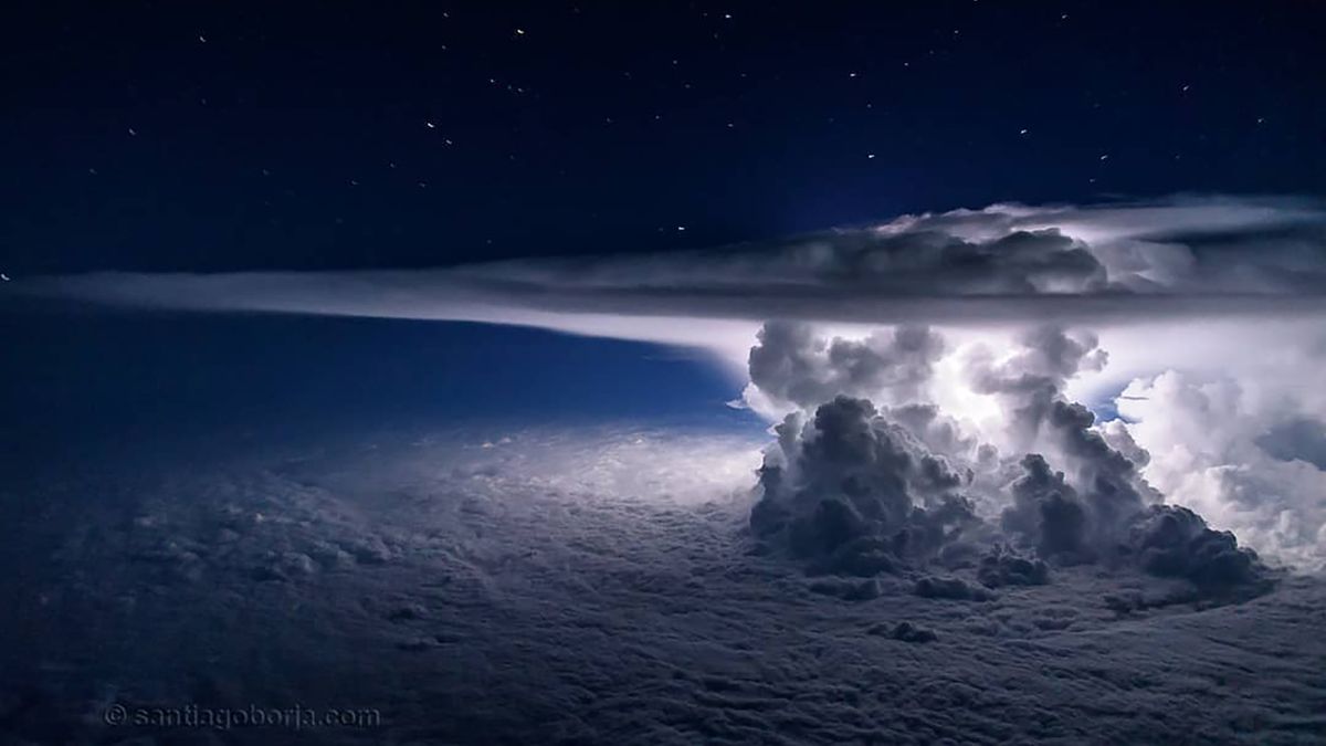 Można się przestraszyć. Taki widok mają piloci samolotów, gdy zbliża się burza 1