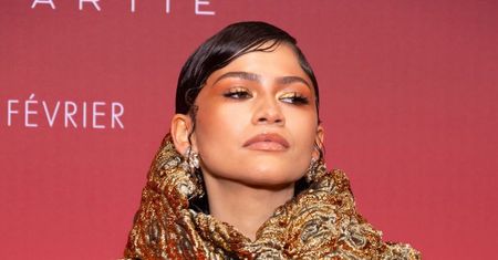 Zendaya cała w złocie. Aktorka odsłoniła brzuch. Przesada?