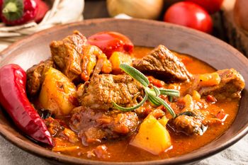 Węgierscy kucharze nie dodają mąki do gulaszu. Inny składnik świetnie zagęszcza sos