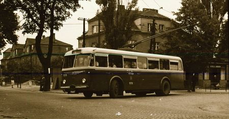 Kiedy nad jezdnią biegły druty. Linia trolejbusowa 102 i pożegnanie z Antoninkiem w 1966 roku
