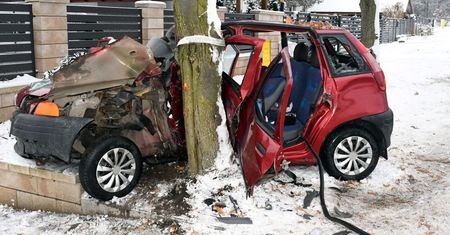 Mazowieckie. Nietrzeźwa i bez prawa jazdy uderzyła w drzewo. Kobieta przewoziła cztery osoby