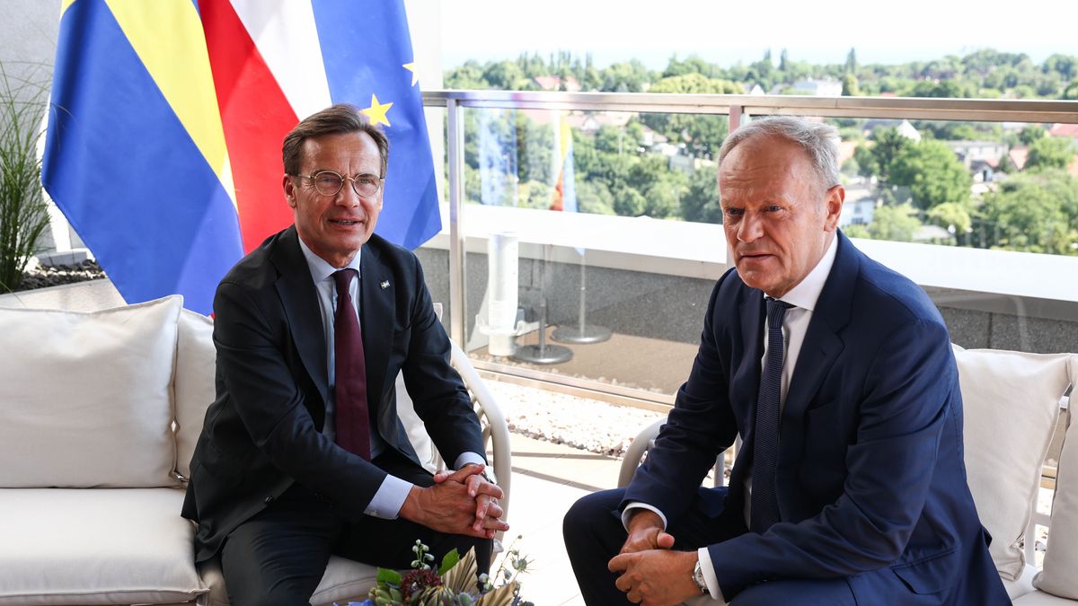 Gdynia, 29.06.2026. Premierzy Polski Donald Tusk (P) oraz Szwecji Ulf Kristersson (L) podczas rozmowy w Gdyni, 29 bm. Premierzy Polski i Szwecji biorą udział w polsko-szwedzkich konsultacjach międzyrządowych. Głównym punktem spotkania będzie podpisanie umowy na zakup trzech okrętów podwodnych A26 dla Marynarki Wojennej RP w ramach programu Orka. (amb) PAP/Piotr Matusewicz