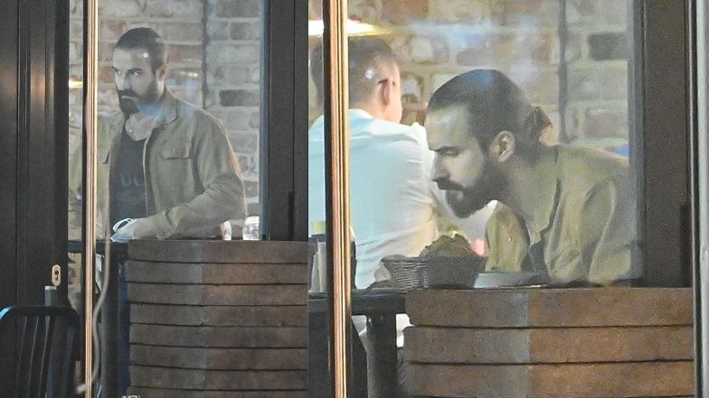 Samotny Piotr Stramowski załatwia sprawunki późnym wieczorem