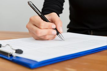 Firmy podsuwają Polakom oświadczenia do podpisu. Boją się kontroli PIP