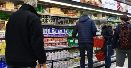 Polacy zaciskają pasa. Ale na jednym nie oszczędzają