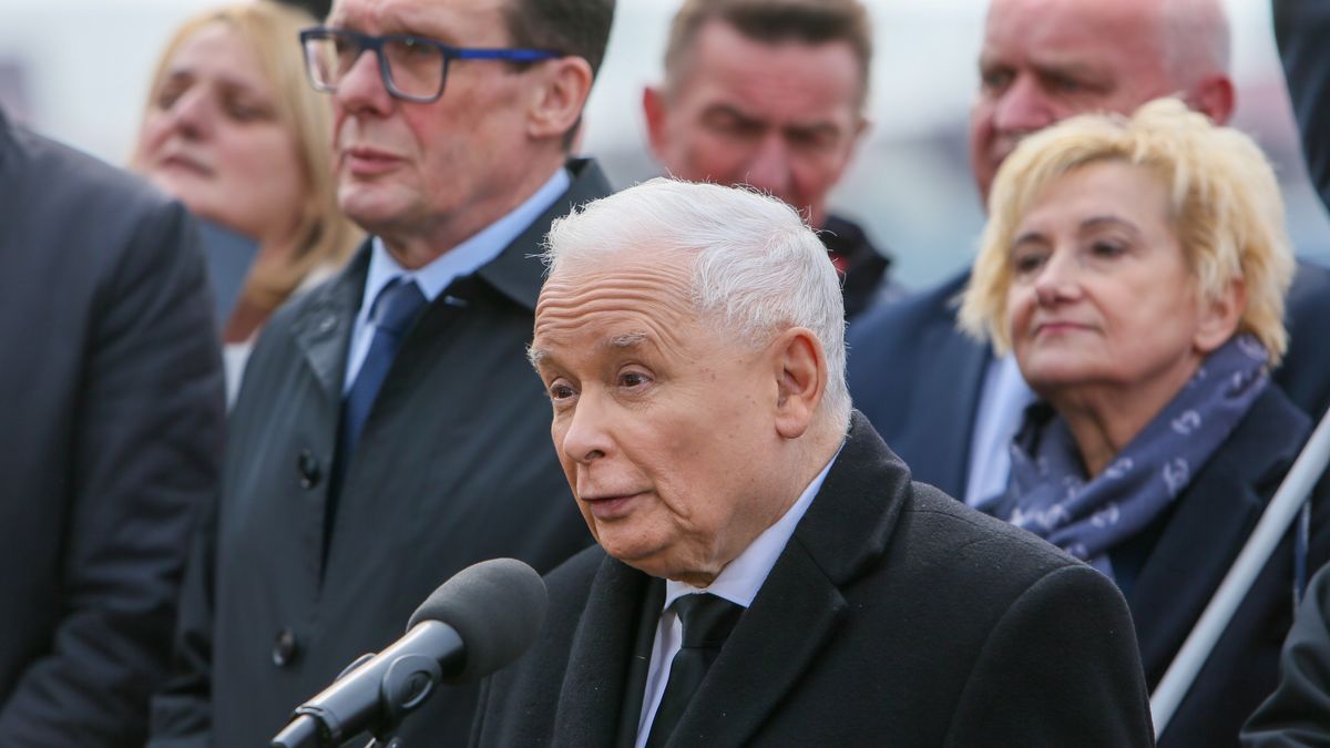 Słubice, 29.03.2025. Prezes PiS Jarosław Kaczyński (C) podczas konferencji prasowej w Słubicach, 29 bm. Obok poseł PiS Marek Ast (C-L). (jm) PAP/Lech Muszyński