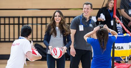 Kate Middleton gra w siatkówkę!