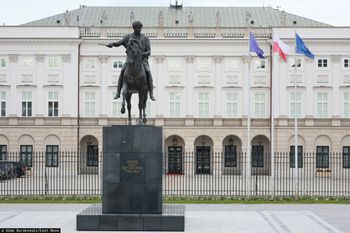 Zarzuty dla trzech osób. Miały powoływać się na wpływy w KPRP