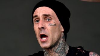 Travis Barker "przyłapany" PO RAZ PIERWSZY po wyjściu ze szpitala! (ZDJĘCIA)