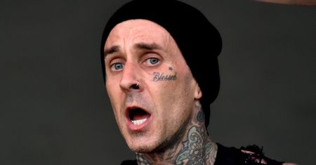 Travis Barker "przyłapany" PO RAZ PIERWSZY po wyjściu ze szpitala! (ZDJĘCIA)