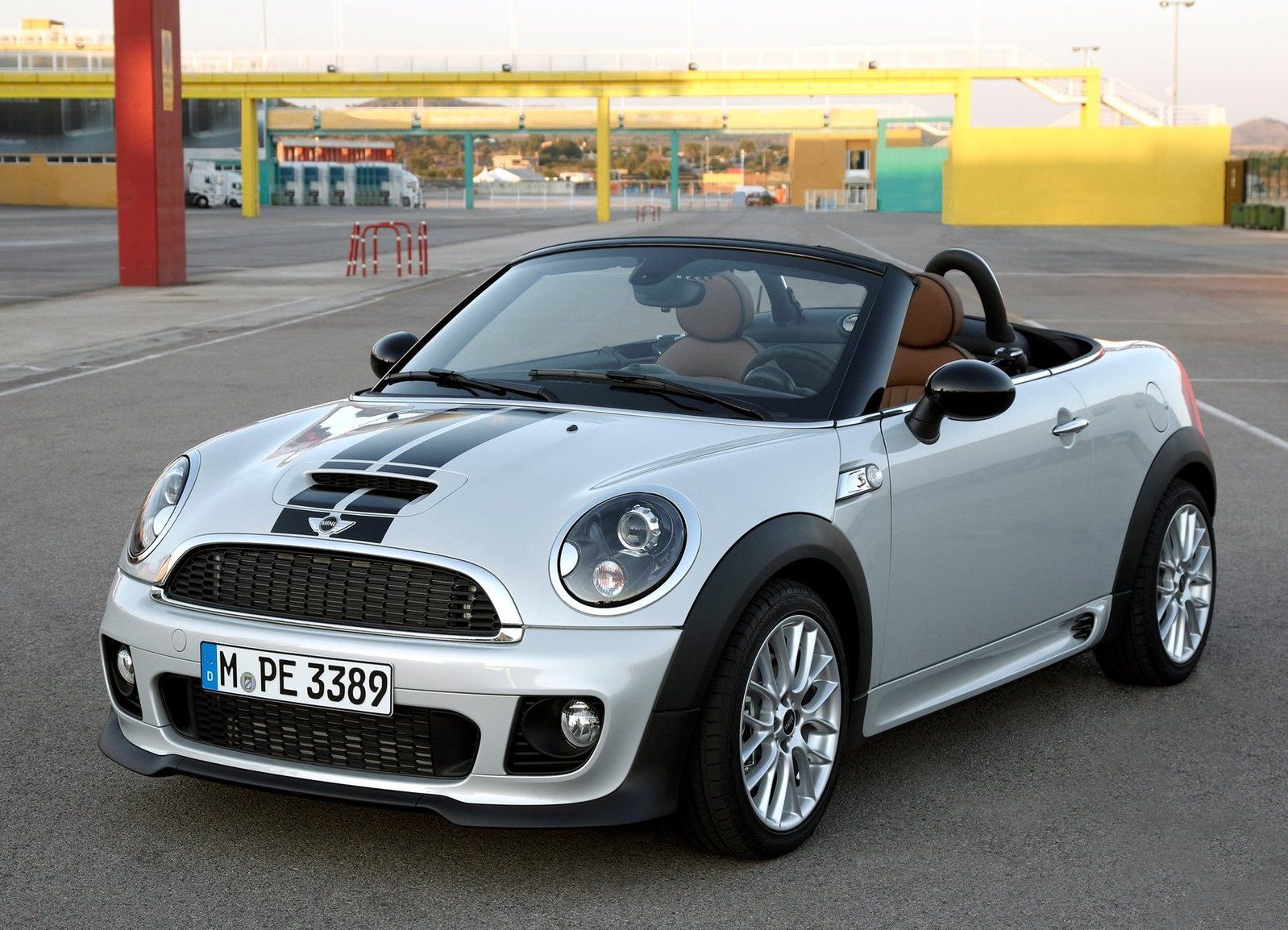 To samo można powiedzieć o wersji Roadster, która jest dokładnie tym samym modelem, ale ze składanym dachem. W cenniku MINI wciąż widnieje za 99 700 zł.