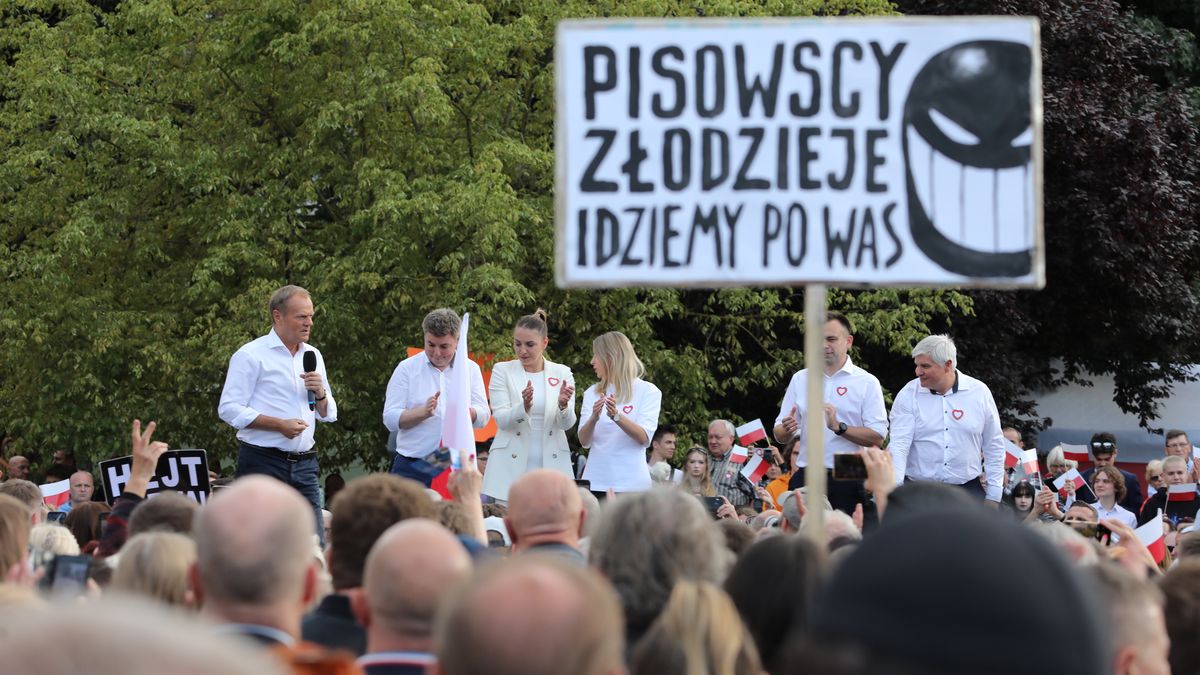 Donald Tusk i Maciej Lasek na kampanijnym wiecu w Legionowie. KO szła do wyborów z hasłem odebrania władzy PiS