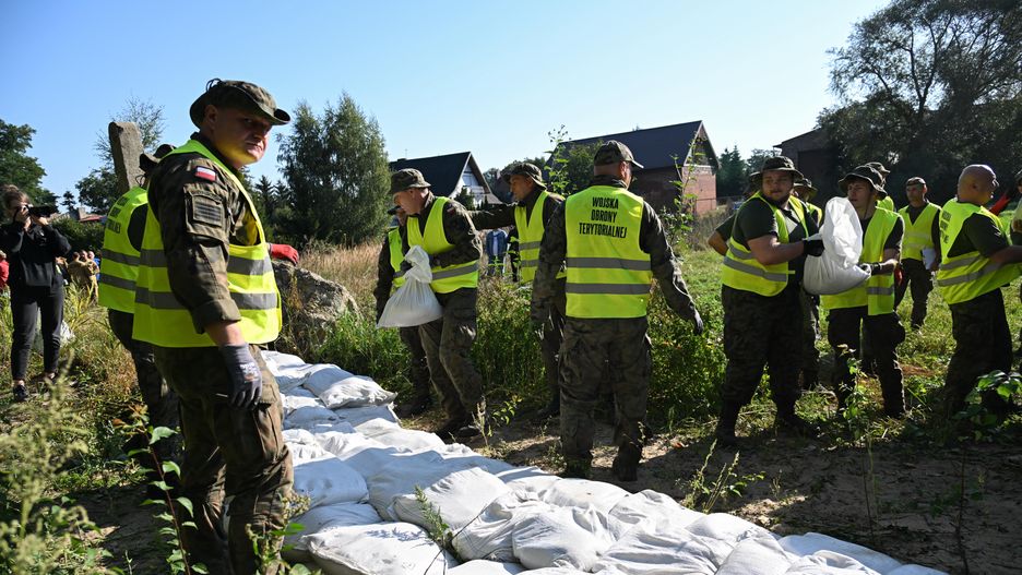 �o�nierze WOTMarcin Bieleckifala powodziowa, OT, przygotowania, umacnianie, wa�u, wa�y, wojsko, worki z piaskiem, wot, zabezpieczenia, zachodniopomorskie, �o�nierze