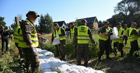 Policja walczy z fałszywymi informacjami. "Za to grozi więzienie"