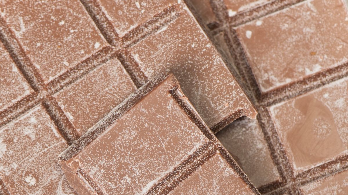 Co oznacza biały nalot na czekoladzie?