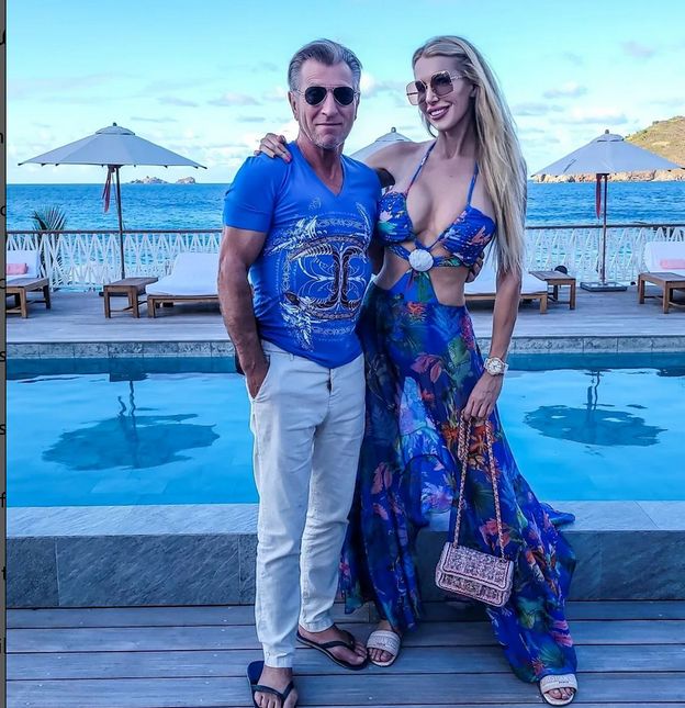 Aneta Glam eksponuje dekolt w czerwonej mini, tuląc się do 72-letniego MILIARDERA! Ładna z nich para? (FOTO)