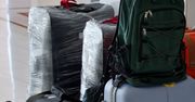 Jaki sens ma owijanie walizki folią? Niektórzy nawet za to płacą