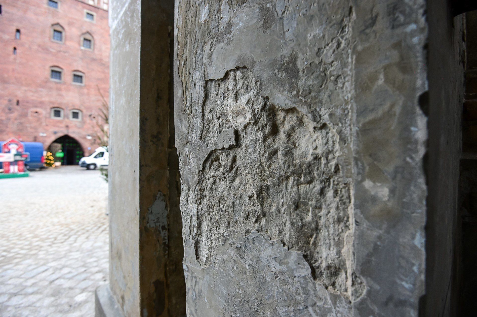 Mieszkańcy i turyści zaskoczeni &#34;nowym&#34; wyglądem słynnej Złotej Bramy w Gdańsku